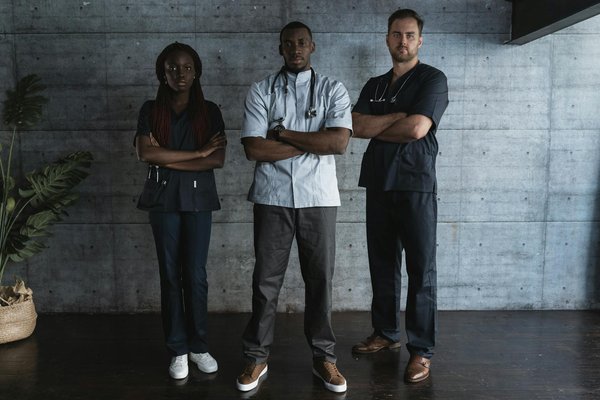 Voyager en toute sécurité pendant la grossesse : astuces et recommandations essentielles